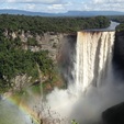 Kaieteur-Wasserfall mit einem Regenbogen im Vordergrund auf der Reise durch Guyana