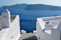 Inselblick Santorini Blick auf das Wasser und Inseln zwischen den weißen Häusern