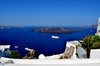 Fira Blick auf das dunkelblaue Wasser und die Inseln Griechenlands