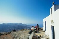 Naxos Familie guckt auf die Landschaft von Naxos und steht neben einer weißen Kirche