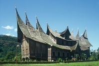 Danau Toba Außergewöhnliches Gebäude in Samosir