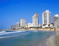 Tel Aviv Die Küste von Tel Aviv mit Hochhäusern im Hintergrund