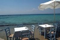 Kreta Zwei Restauranttische am Meer auf Kreta