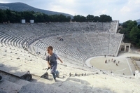 Das Freilichttheater von Epidaurus Kleiner Junge läuft die Treppen im Freilichttheater von Epidaurus hoch