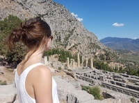 Ausblick Delphi Frau, die auf die Landschaft von Delphi schaut