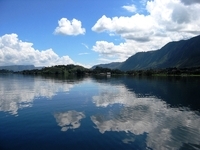 Toba See Ausblick auf den Toba See in Indonesien mit einem Berg im Hintergrund
