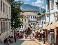 Eine Gasse in Gjirokastër