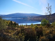Der See Loch Ossian und seine Landschaft