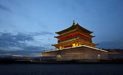 Der Glockenturm in Xi'an bei Nacht 