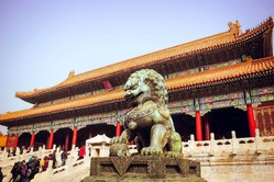 Eine Löwen Statue vor einem typisch chinesichem Gebäude