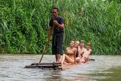 Kinder auf einem Holzfloß in Thailand