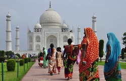 Frauen vor dem Taj Mahal in Agra, Indien 