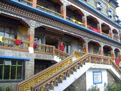 Das Kloster Rumtek im Bhutan, welches mit vielen Farben geschmückt sind, Sikkim Bhutan Rundreise