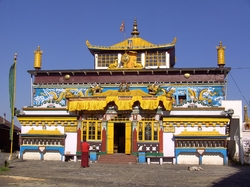Ein farbenfroher Tempel in Bhutan, Sikkim Bhutan Rundreise