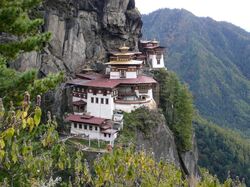 Das Kloster, welches auf einem Berg steht, Sikkim Bhutan Rundreise