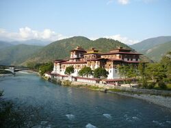 Punakha Tempel am Flussufer, Sikkim Bhutan Rundreise