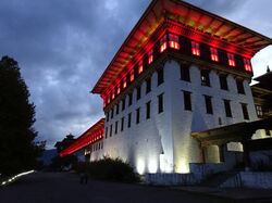 Ein weißer Tempel, welcher mit rotem Licht beleuchtet wird, Sikkim Bhutan Rundreise