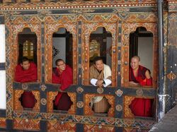 vier Mönche in Gewand in einem Kloster, Sikkim Bhutan Rundreise