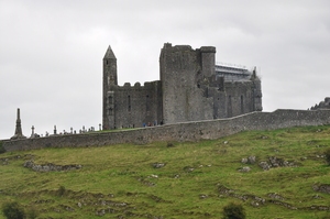 Rock of Cashel Die Burg von Rock of Cashel umgeben von grüner Wiese