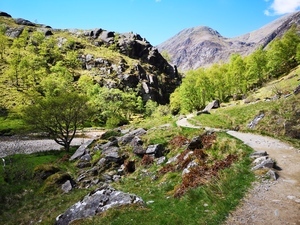 Wanderweg im Glenn Nevis Tal Wanderweg durch das Glenn Nevis Tal mit Aussicht auf die bergige Landschaft