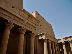 Ein Tempel in Esna mit blauem Himmel im Hintergrund
