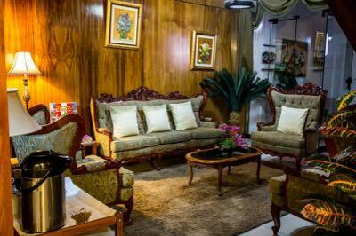 Peru Puno Hotel El Buho Bibliothek