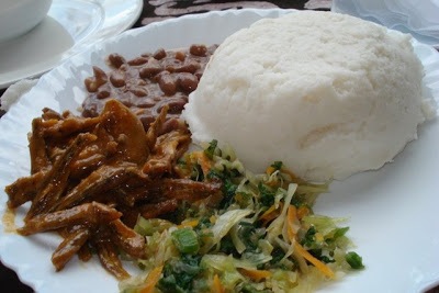 Ugali mit Fleisch und Bohnen ist ein typisches Gericht in Tansania.