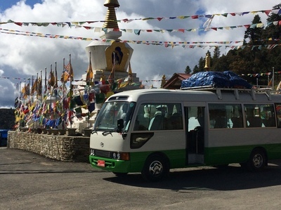 In Bhutan setzen wir kleinere Busse ein, da wir hauptsächlich durch die Berge fahren.