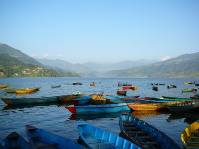 In Pokhara könnt ihr ein Boot mieten, um über den Phewa-See zu fahren.