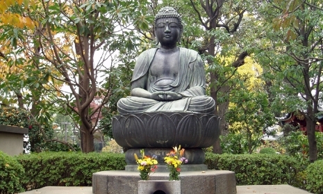 Tokio Eine große Buddha in einem Stadtgarten von Tokio