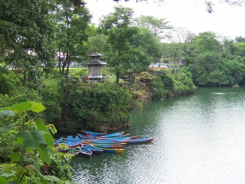 Wenn die Wetterbedingungen passen könnt ihr auf dem auf dem Fluss Trisuli eine Wildwasser-Schlauchbootfahrt unternehmen. Pokhara_See