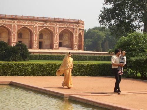 Indische Familie vor dem Grabmal des Humayun. Indien Humayun Grab Inder