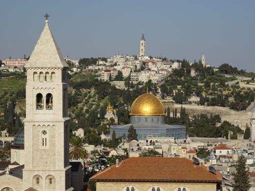 Blick auf Jerusalem mit einer Kirche und dem Felsendom Jerusalem, Stadtblick, Kirche, Felsendom. Israel, Rundreise Israel
