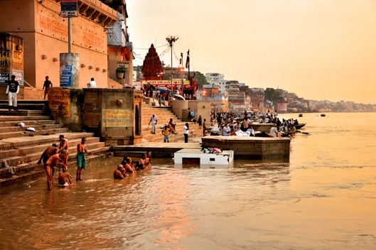 An den Ghats in Varanasi nehmen täglich tausende Pilgern ihre religiösen Waschungen im Ganges vor. Varanasi_Ganges