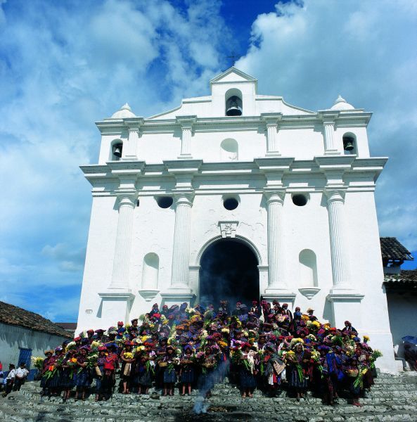 Chichicastenango Chichicastenango mit einer Gruppe von Menschen im Vordergrund