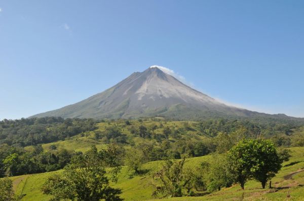 Der Vulkan Arenal liegt malerisch eingebettet in einer grünen Landschaft. Costa Rica, La Fortuna Nationalpark
