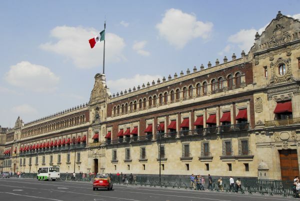 Mexiko-Stadt Der Nationalpalast am Hauptplatz in Mexiko-Stadt auf den Rundreisen durch Mexiko