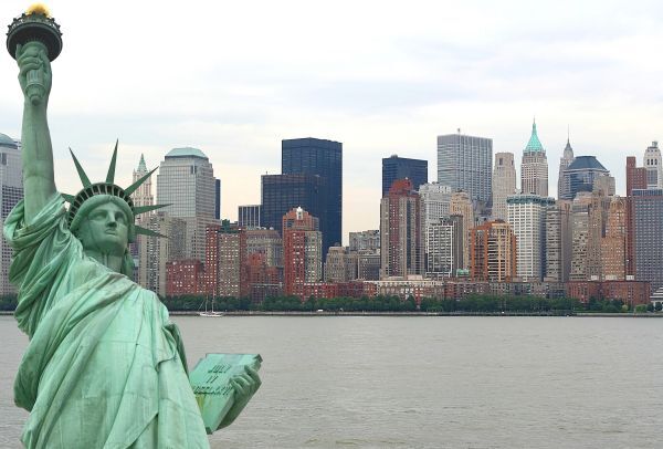 Die Freiheitsstatute in New York Freiheitsstatue, New York Skyline, Meer