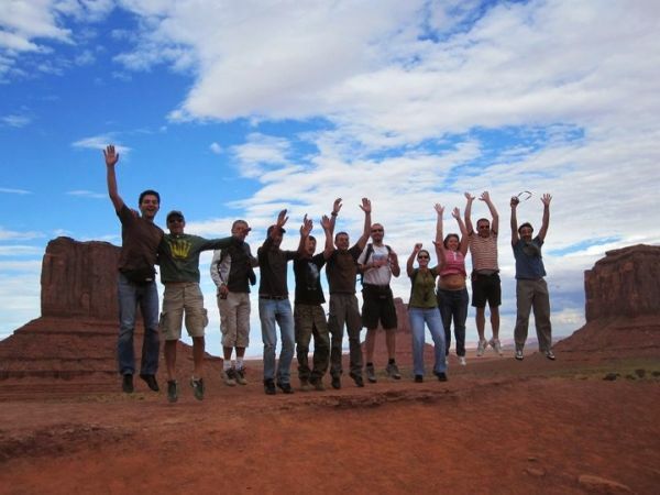 Bekannte Westernfilmkulisse: Die Tafelberge im Monument Valley. usa rundreise 3 wochen mit kindern
