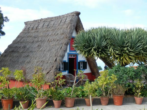 Traditionelles, mit Stroh bedecktes Holzhäuschen in Santana. Santana