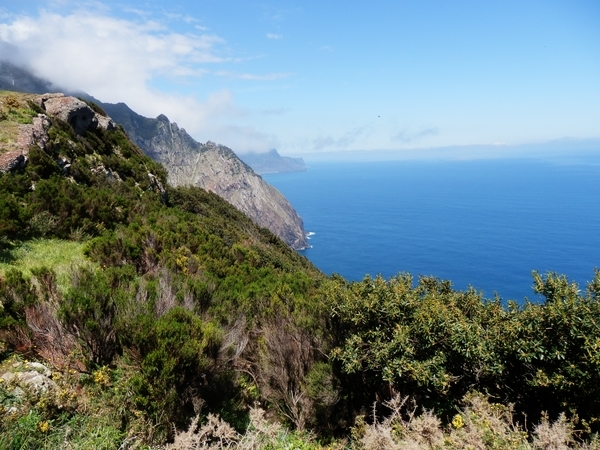 Uns erwartet eine abwechslungsreiche wie spektakuläre Wanderung entlang der bekannten Levada-Wege. Steilküste, Levada-Wege, Queimadas, Ilha