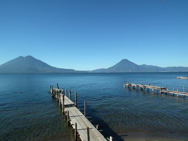 Lago Atitlán ein Steg am Lago Atitlán mit Bergblick