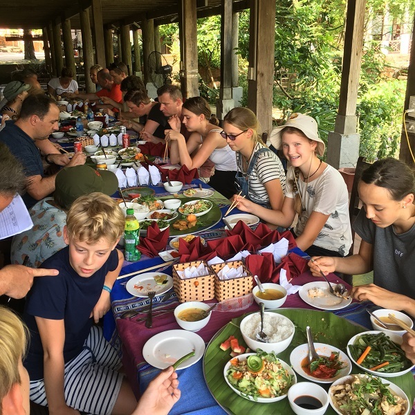 Lernt die kulinarischen Spezialitäten eines Landes in eurem eigenen Rahmen kennen. Vietnam, Essen, Family, Gruppenreise mit Kindern