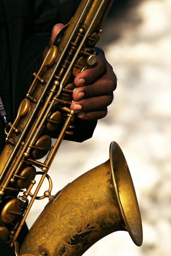 Ein Saxophonspieler Saxophon