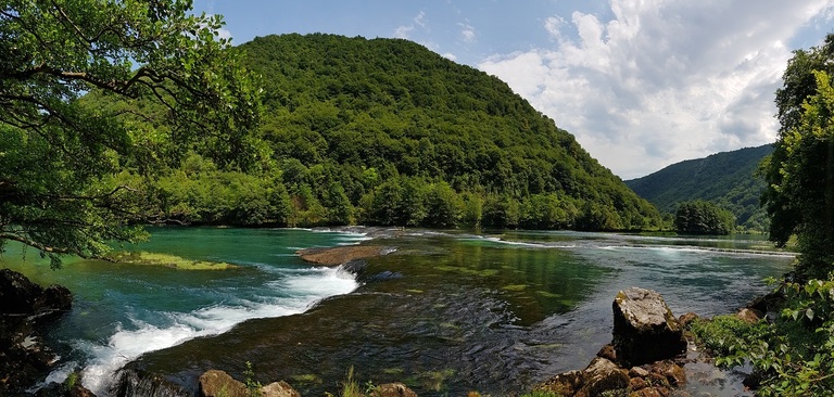 Der Biogradska Gora Nationalpark liegt von hohen Berggipfeln umgeben am Biogradsja-See. Djoser Montenegro Biogradska Gora NP