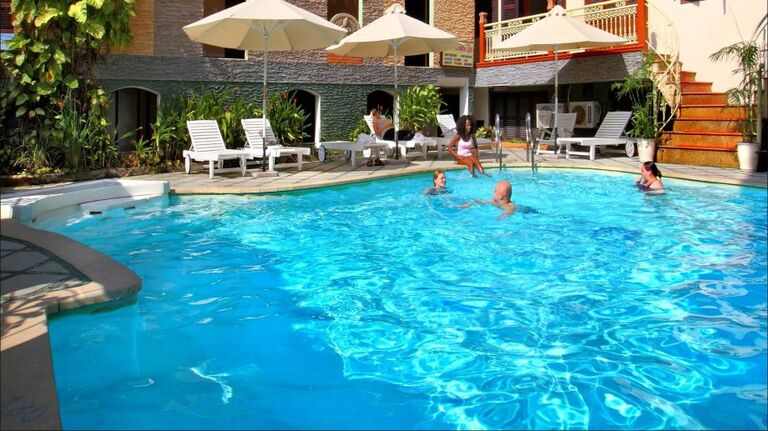Erfrischung versprechen Swimmingpools, über die manche unserer Hotels verfügen. Vietnam, Halong-Bucht, Holzdschunke