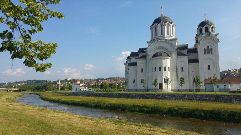 Die Stadt Valjevo liegt an den Ufern vierer Flüsse (Obnica, Jablanica, Gradac und Kolubara). Balkan Serbien Valjevo orthodoxe Kirche