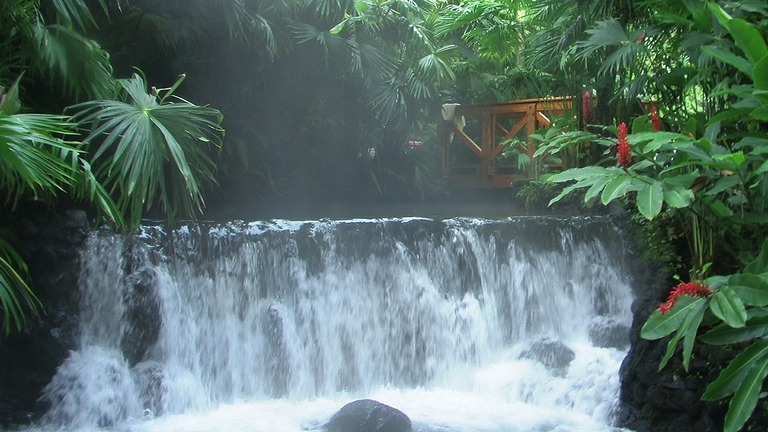 Bei einer Wanderung in der Gegend um den Vulkan Arenal lassen sich auch einige Wasserfälle und heiße Quellen finden. Ein Wasserfall in der Nähe von La Fortuna.