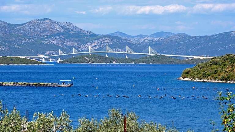 Blick auf die Pelješac-Bridge Pelješac, Brücke, Meer, Kroatien, Radtour Kroatien