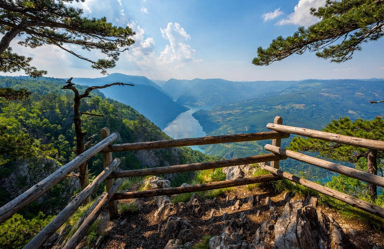 Der Tara Nationalpark bietet fantastsiche Ausblicke auf die umliegenden Hügel sowie weite Wälder. Balkan Serbien Mokra Gora Tara Nationalpark